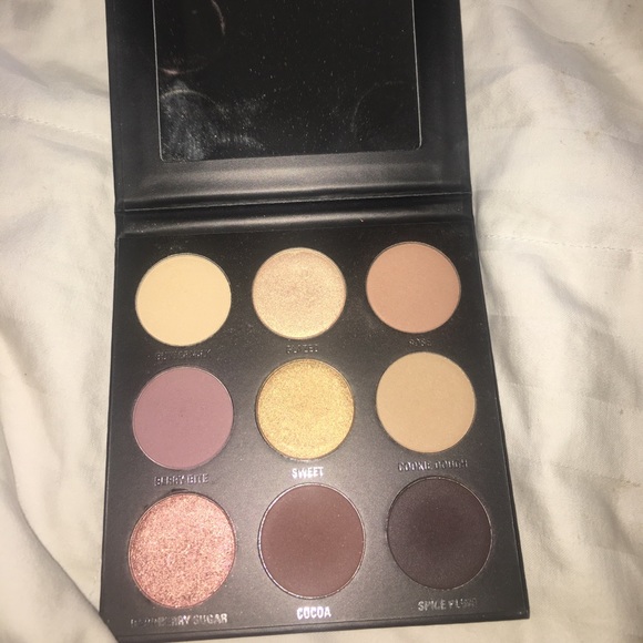 Kylie Jenner Pressed Powder eyeshadow palette!! - Picture 2 of 4